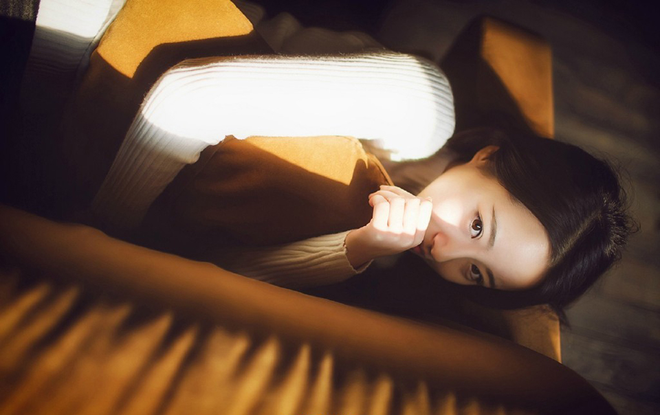 “三弟何故回来？”看到此人，诸葛亮神色一动，沉声道：“可是蜀中有新的消息？”